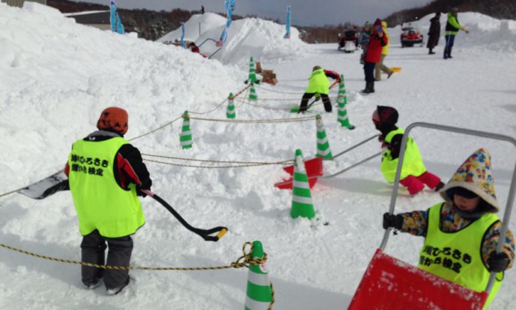 Tsugaru Hirosaki Yukikaki Kentei [Tsugaru Hirosaki snow-shoveling certifying test]2